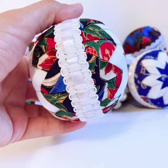 14 HANDMADE TEXTILE FOLDED Quilted HOLIDAY RIBBON CHRISTMAS ORNAMENT BALLS - Picture 3 of 9